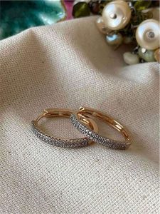 Luseera Pozłacane kolczyki-kreole z cyrkoniami rozmiar: onesize. Czerwone kolczyki Luseera, z cyrkonią, pozłacane. Za 43,99 zł.