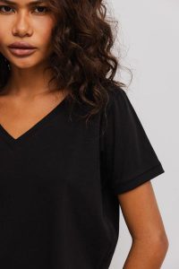 T shirt z dekoltem w kształcie V w kolorze CZARNYM - V NECK-L. Czarne t-shirty Marsala, l, bez wzorów, z bawełny, bez kołnierzyka, bez ramiączek. Za 69,90 zł.