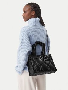 Guess Torebka J6BZ14 W3987 Czarny. Czarne torebki klasyczne Guess, z aplikacjami, bez dodatków. Za 264,99 zł.