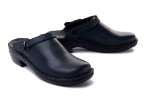 JOSEF SEIBEL 95920 23 540 Betsy abisso, klapki damskie. Niebieskie klapki Josef Seibel, bez wzorów, ze skóry, bez obcasa. Za 329,90 zł.