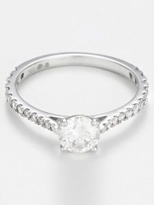 DIAMANTA Złoty pierścionek "Solitaire Royal" z diamentami rozmiar: 48. Szare pierścionki DIAMANTA, z diamentem, złote. Za 5 773,72 zł.