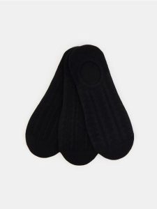 Prążkowane skarpetki 3 pack - czarny. Czarne skarpetki Sinsay, bez wzorów, prążkowane. Za 9,99 zł.