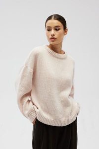 Sweter oversize z bufiastymi rękawami w kolorze STRAWBERRY FRAPPE - RIVERO-UNI. Czerwone swetry oversize Marsala, na lato, bez wzorów, z wełny, bez ramiączek. Za 249,90 zł.
