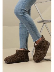 C'M Botki zimowe w kolorze brązowym rozmiar: 36. Brązowe botki C'M, na zimę, bez wzorów, bez obcasa, bez zapięcia. Za 108,99 zł.