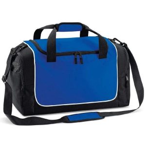 Torba sportowa Quadra Teamwear Locker. Czarne torby podróżne i sportowe QUADRA, bez wzorów, z gumy, na ramię. Za 160,50 zł.