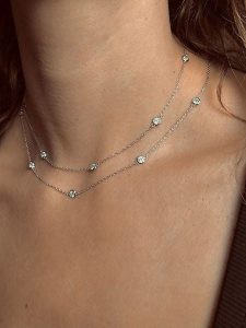 Les Favorites Pozłacany naszyjnik z elementami ozdobnymi - dł. 78 cm rozmiar: onesize. Czerwone naszyjniki Les Favorites, z cyrkonią, pozłacane. Za 195,99 zł.