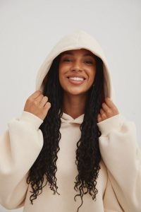 Bluza z kapturem i HAFTEM w kolorze BISQUIT- BAFFIN. Brązowe bluzy Marsala, m, bez wzorów, z bawełny, z kapturem. Za 309,90 zł.