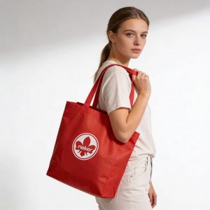 Torba zakupowa damska Rieker, z materiału syntetycznego o prostej otwartej formie z dwoma uchwytami do noszenia w dłoni lub na ramieniu lekka i prakt. Czerwone torebki klasyczne Rieker, bez wzorów, z syntetyku, na ramię, bez dodatków. Za 14,99 zł.