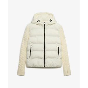 Kurtka puchowa z kapturem, damska, z dzianinowymi rękawami Superdry. Białe kurtki Superdry, bez wzorów, z dzianiny, z kapturem. W wyprzedaży za 542,45 zł.