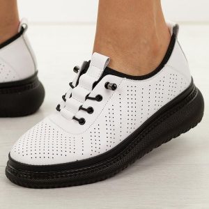 Białe ażurowane skórzane półbuty damskie Jezzi 135. Białe półbuty Jezzi, na jesień, bez wzorów, z jeansu, z okrągłym noskiem, bez obcasa, na platformie, bez zapięcia. Za 239,00 zł.