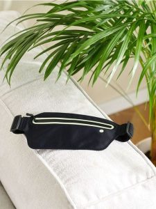 Saszetka z odblaskowymi elementami - czarny. Czarne nerki i saszetki Sinsay, bez wzorów. Za 13,99 zł.