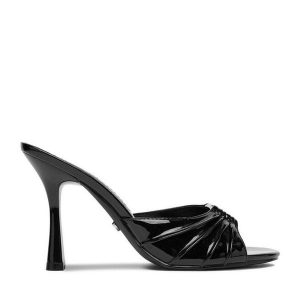 Klapki Juicy Couture. Czarne klapki Juicy Couture, bez wzorów, bez obcasa. Za 249,99 zł.