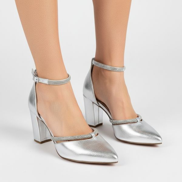 Sandały ślubne damskie Marco Tozzi,z metalicznym wykończeniem i szpiczastym noskiem posiada pasek wokół kostki, srebrne, 2-82404-42 941. Szare sandały Marco Tozzi, bez wzorów, ze szpiczastym noskiem, bez obcasa, na obcasie, bez zapięcia. Za 242,90 zł.