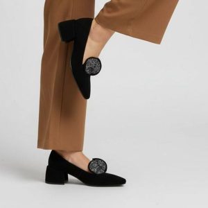 Czółenka damskie S. Barski, na klocku zamszowe z ozdobą i noskiem w szpic, czarne-srebrne, MR52-181. Czarne czółenka S.BARSKI, z aplikacjami, z zamszu, bez obcasa, na obcasie, bez zapięcia. Za 299,00 zł.