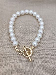 Nakkash Pozłacana bransoletka ze szklanymi koralikami rozmiar: onesize. Białe bransoletki Nakkash, pozłacane. Za 37,91 zł.