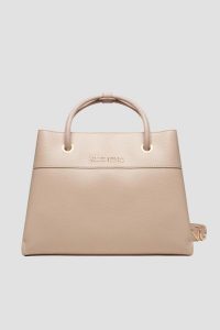 VALENTINO Beżowa shopperka Alexia. Brązowe shopper bag Valentino by Mario Valentino, bez wzorów, bez dodatków. W wyprzedaży za 447,99 zł.