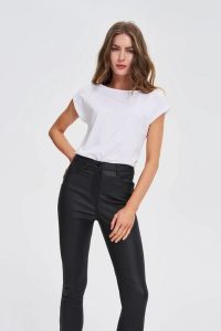 T-shirt z bawełny biały. Białe t-shirty MOODO, l, bez wzorów, z bawełny, bez kołnierzyka, bez ramiączek. Za 39,99 zł.