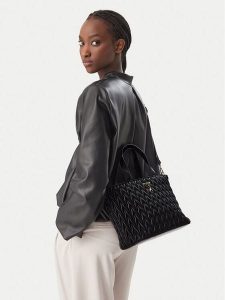 Guess Torebka J6BZ24 W4034 Czarny. Czarne kuferki Guess, z aplikacjami, bez dodatków. Za 294,99 zł.