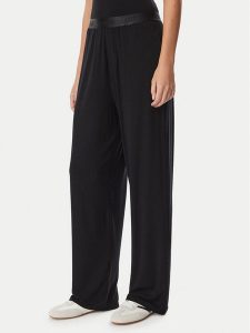 Guess Spodnie dresowe O6BB06 K5060 Czarny Regular Fit. Czarne spodnie dresowe Guess, s, z aplikacjami, z dresówki. Za 234,99 zł.
