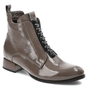 Brązowe Botki Armodo Eleganckie Lakierowane Obuwie Damskie. Brązowe botki Armodo, bez wzorów, z lakierowanej skóry, bez obcasa, bez zapięcia. Za 409,00 zł.