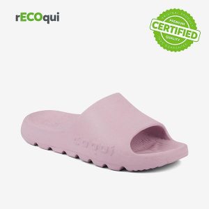 Klapki damskie Coqui. Czarne klapki Coqui, bez wzorów, z materiału, bez obcasa. Za 140,99 zł.