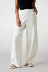 GUESS Spodnie damskie dresowe ecru Olympe Wide, Rozmiar XS. Białe spodnie dresowe Guess, s, z aplikacjami, z dresówki. W wyprzedaży za 329,99 zł.