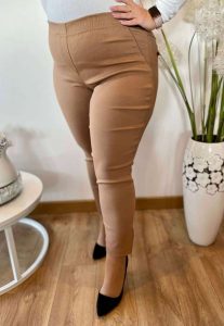 Beżowe spodnie chinosy Nina z zamkami 7/8 PLUS SIZE XXL. Brązowe chinosy Nasi partnerzy, bez wzorów, z elastanu, krótkie. Za 159,90 zł.
