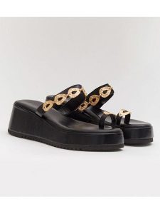 Bellucci Japonki w kolorze czarnym na koturnie rozmiar: 36. Czarne klapki Bellucci, bez wzorów, z tworzywa sztucznego, bez obcasa, na koturnie. Za 108,99 zł.