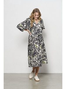 &Co Woman Sukienka "Anoek" w kolorze czarno-białym rozmiar: M. Białe sukienki &Co Woman, na co dzień, m, bez wzorów, z tkaniny, bez kołnierzyka, bez ramiączek, midi, proste. Za 162,11 zł.