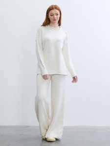 BGN Sweter w kolorze kremowym rozmiar: 40. Brązowe swetry oversize BGN, bez wzorów, ze splotem, bez ramiączek. Za 86,99 zł.