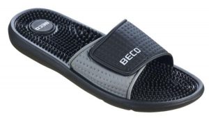 Beco unisex klapki z masującą wkładką, czarne. Czarne klapki 47 Brand, bez wzorów, z materiału, bez obcasa. Za 208,99 zł.