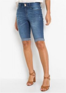 Bermudy jeansowe mid waist. Niebieskie jeansy bonprix, bez wzorów, z jeansu. Za 129,99 zł.