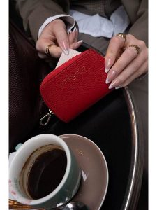 Victor & Hugo Paris Skórzany portfel "Riley" w kolorze czerwonym - 15 x 10 x 3 cm rozmiar: onesize. Czerwone portfele Victor & Hugo Paris, bez wzorów, z materiału. Za 108,99 zł.