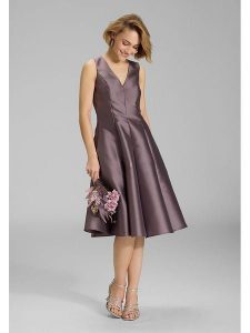 SWING Sukienka w kolorze fiołkowym rozmiar: 42. Różowe sukienki Swing, bez wzorów, bez kołnierzyka, bez ramiączek, midi. Za 320,95 zł.