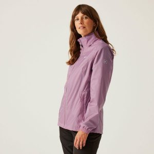 Kurtka trekkingowa damska Corinne IV przeciwdeszczowa. Czerwone kurtki Regatta, bez wzorów, z softshellu, bez kaptura. W wyprzedaży za 189,99 zł.