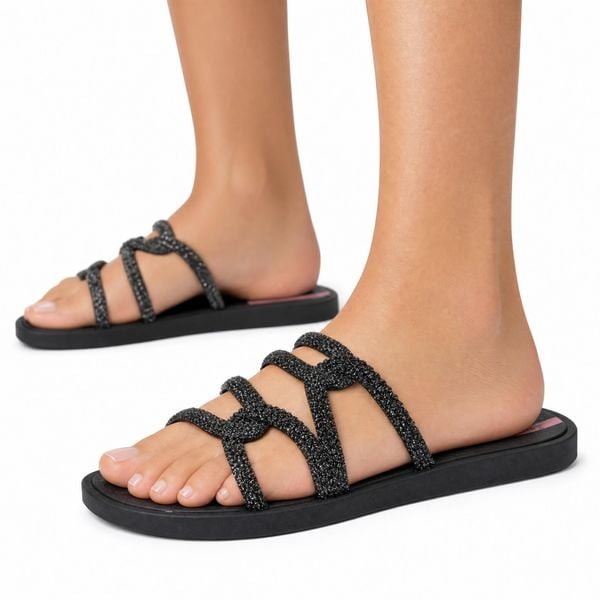 Klapki damskie Ipanema 27286 SOLAR GLOW SLIDE AD. Czarne klapki Ipanema, bez wzorów, z materiału, bez obcasa. Za 69,00 zł.