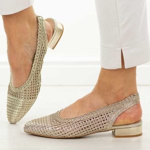 Złote przewiewne baleriny damskie T.Sokolski 147. Żółte balerinki Sokolski, w ażurowe wzory, z jeansu, bez obcasa, na obcasie, bez zapięcia. W wyprzedaży za 157,52 zł.