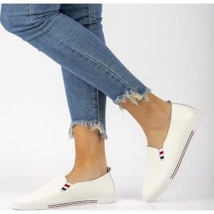 Białe półbuty damskie Filippo Dp066/26 Skóra. Białe półbuty Filippo, bez wzorów, ze skóry, bez obcasa, na obcasie, bez zapięcia. Za 179,00 zł.