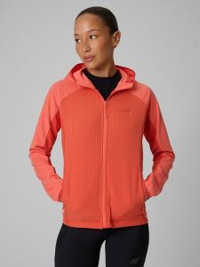 4F Bluza trekkingowa regular z kapturem damska - koralowa S. Pomarańczowe bluzy 4f, na lato, l, bez wzorów, z tkaniny, z kapturem. W wyprzedaży za 199,99 zł.
