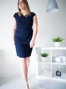 Sukienka Model Oktawia Navy - Jersa. Niebieskie sukienki Jersa, plus size, bez wzorów, z elastanu, bez kołnierzyka, plus size, bez ramiączek, midi, dopasowane. Za 403,41 zł.