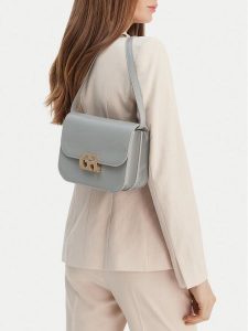 GINO ROSSI Torebka EO-EQ44A Szary. Szare torebki klasyczne Gino Rossi, bez wzorów, z materiału, bez dodatków. Za 279,99 zł.