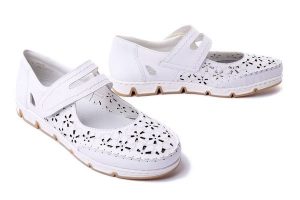 RIEKER 49977-80 white, półbuty damskie. Białe półbuty Rieker, na lato, w ażurowe wzory, ze skóry, bez obcasa, bez zapięcia. Za 255,92 zł.