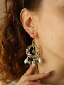 L'Atelier de Gaia Pozłacane kolczyki z kwarcem i perłami rozmiar: onesize. Białe kolczyki L'Atelier de Gaia, z kwarcem, pozłacane. Za 79,03 zł.