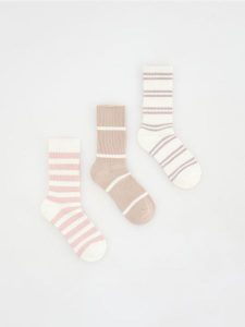 Skarpetki z bawełną 3 pack - czarny. Czarne skarpetki Reserved, bez wzorów, z bawełny. W wyprzedaży za 12,99 zł.