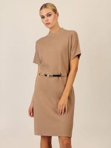 APART Sukienka dzianinowa w kolorze karmelowym rozmiar: 34. Brązowe sukienki Apart, bez wzorów, z dzianiny, bez kołnierzyka, bez ramiączek, midi. Za 230,99 zł.