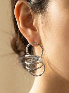 Lodie Silver Kolczyki-wkrętki rozmiar: onesize. Szare kolczyki Lodie Silver, srebrne. Za 30,99 zł.