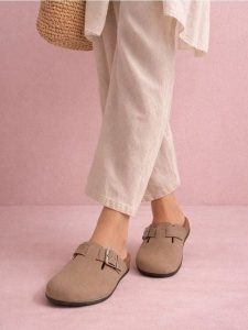 Klapki z klamrą z imitacji zamszu - beżowy. Brązowe klapki Sinsay, bez wzorów, bez obcasa. Za 49,99 zł.