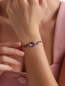 Heliophilia Srebrna bransoletka z elementem ozdobnym rozmiar: onesize. Niebieskie bransoletki Heliophilia, z cyrkonią, srebrne. Za 127,35 zł.