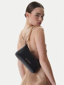 LOVE MOSCHINO Torebka JC4143PP1OLX0000 Czarny. Czarne torebki klasyczne LOVE MOSCHINO, bez wzorów, ze skóry, bez dodatków. Za 639,99 zł.