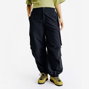 Spodnie cargo damskie Lifetech. Czarne spodnie dresowe DECATHLON, m, bez wzorów, z materiału. Za 179,99 zł.